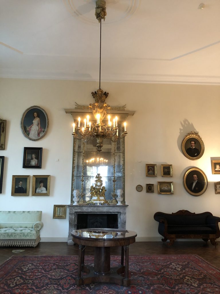 gerestaureerde kroonluchter salon